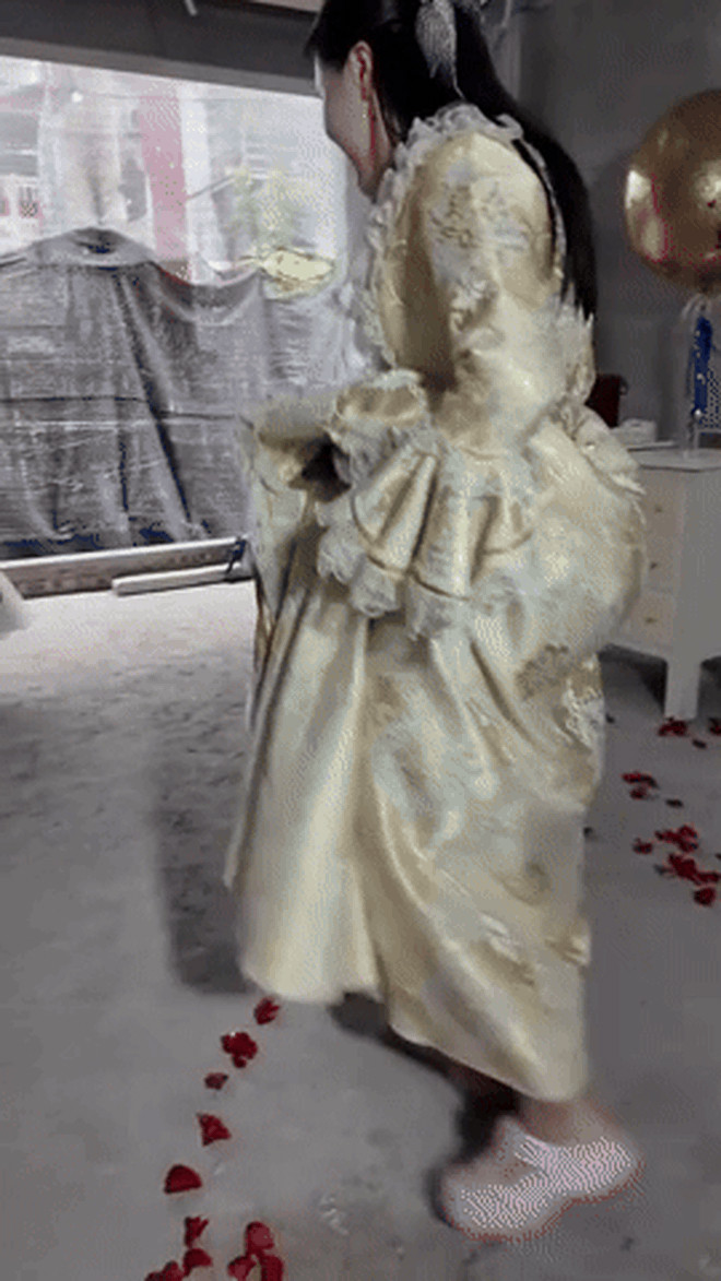 Vợ Đỗ Duy Mạnh lại bị soi ăn mặc lạc quẻ khi hóa quý tộc trong sinh nhật chồng