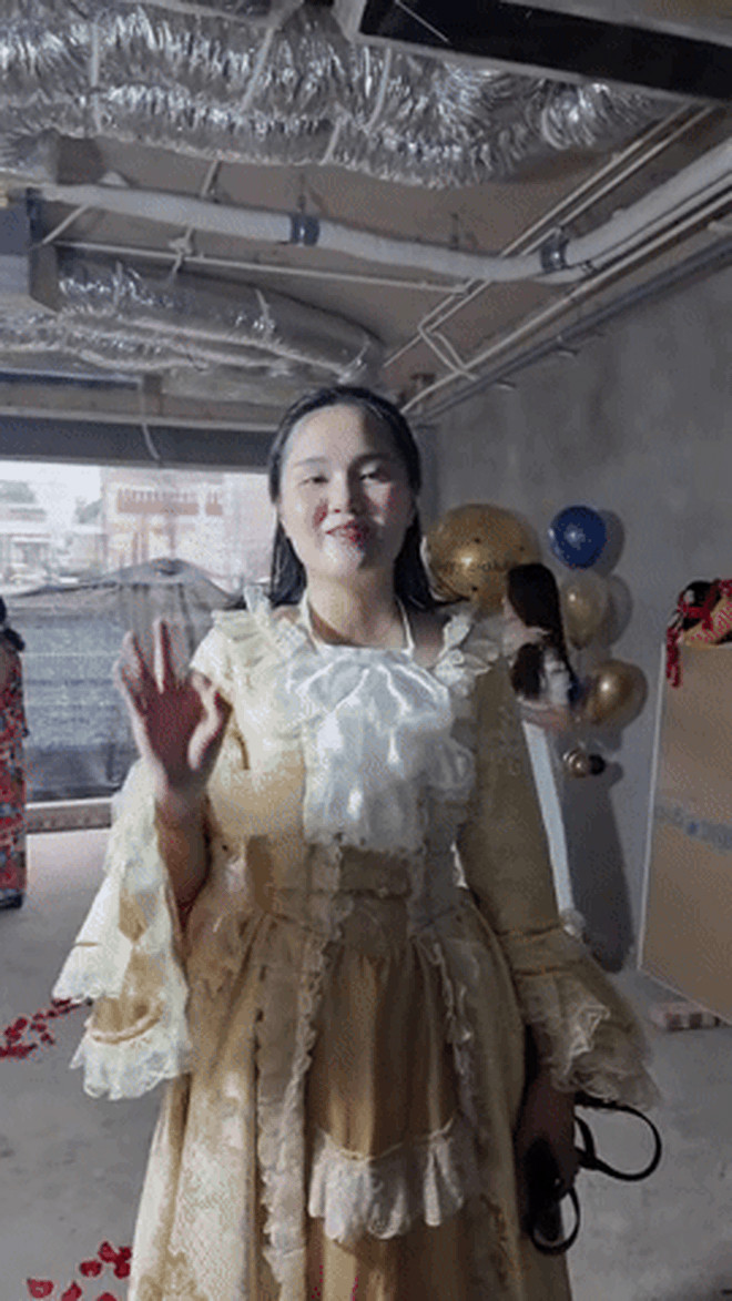 Vợ Đỗ Duy Mạnh lại bị soi ăn mặc lạc quẻ khi hóa quý tộc trong sinh nhật chồng