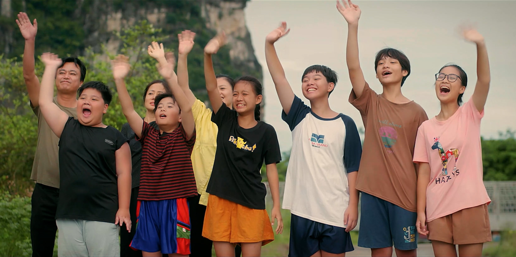 Cách em 1 milimet Câu chuyện tình bạn tình yêu làng quê mộc mạc đầy hoài niệm