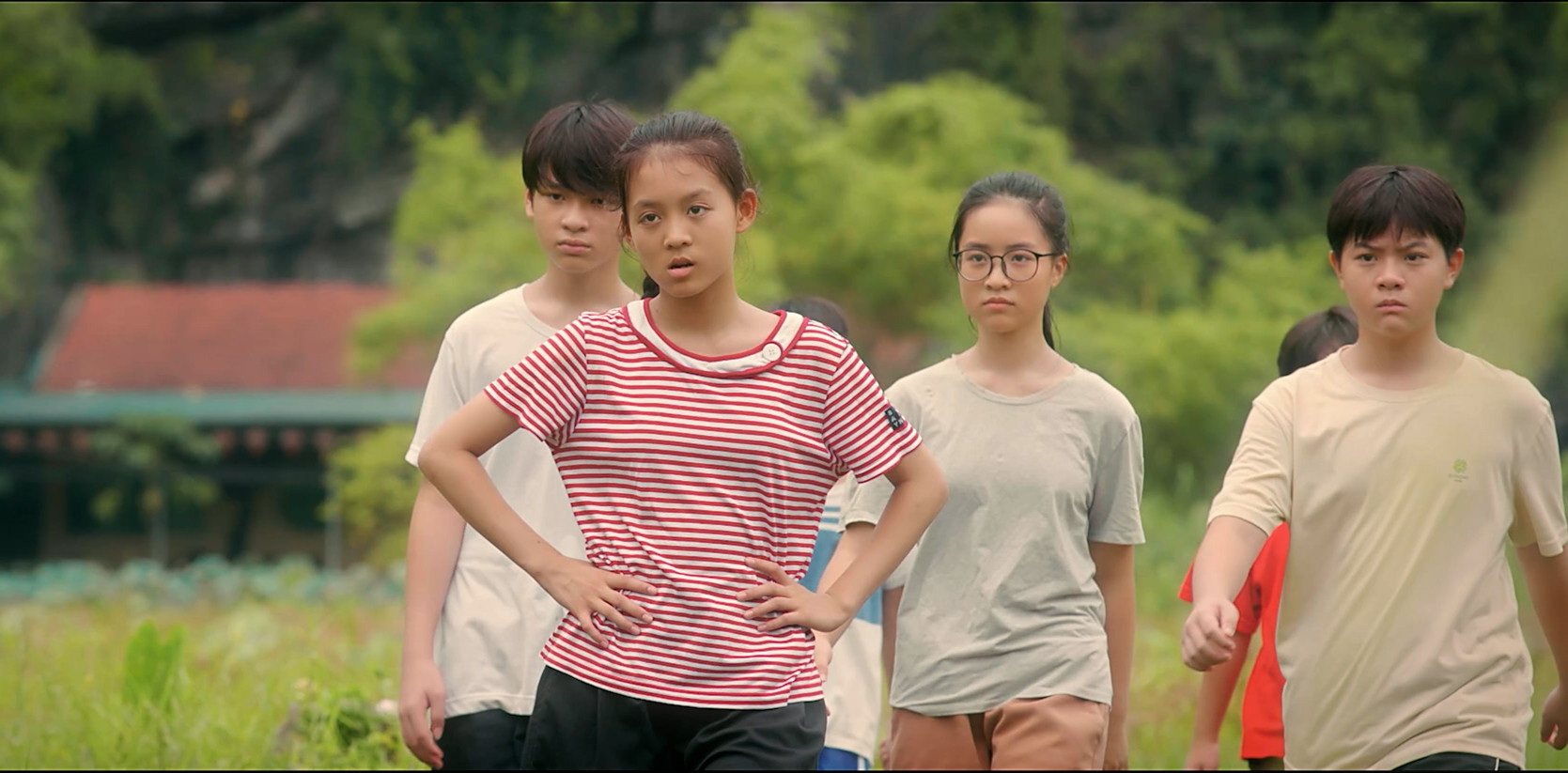 Cách em 1 milimet Câu chuyện tình bạn tình yêu làng quê mộc mạc đầy hoài niệm