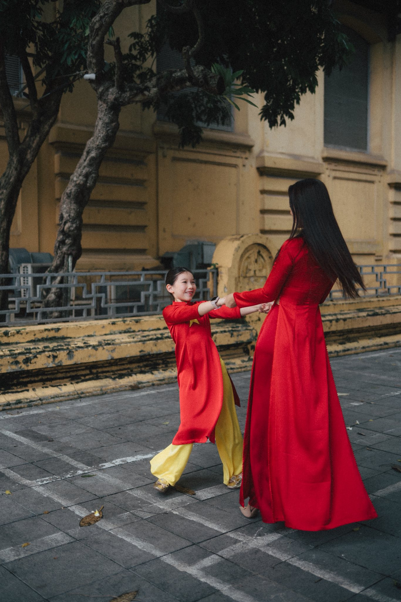 Con gái lai Tây của Hà Anh hanh phúc, hân hoan diện áo dài cờ đỏ sao vàng - Ảnh 5.