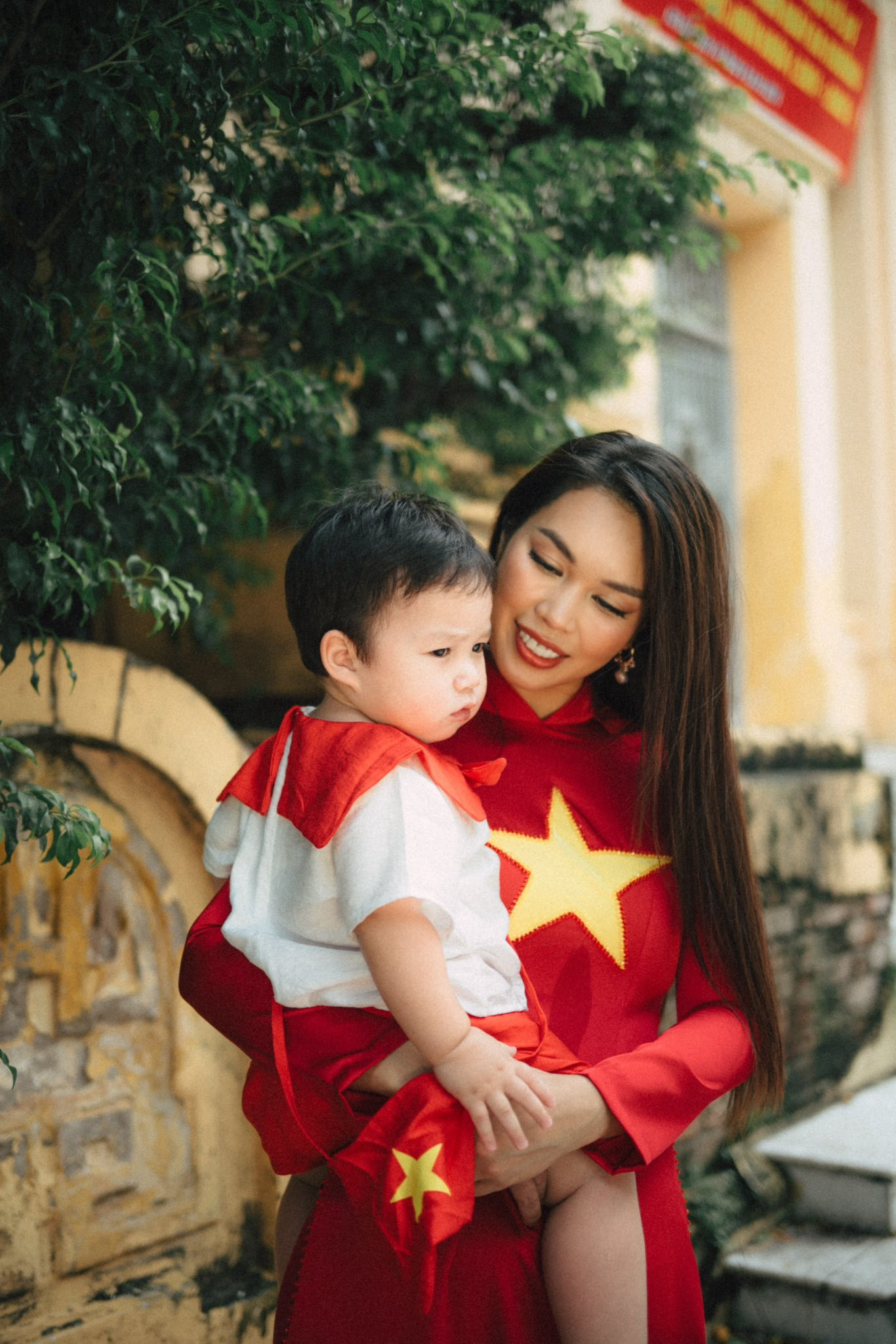 Con gái lai Tây của Hà Anh hanh phúc, hân hoan diện áo dài cờ đỏ sao vàng - Ảnh 9.