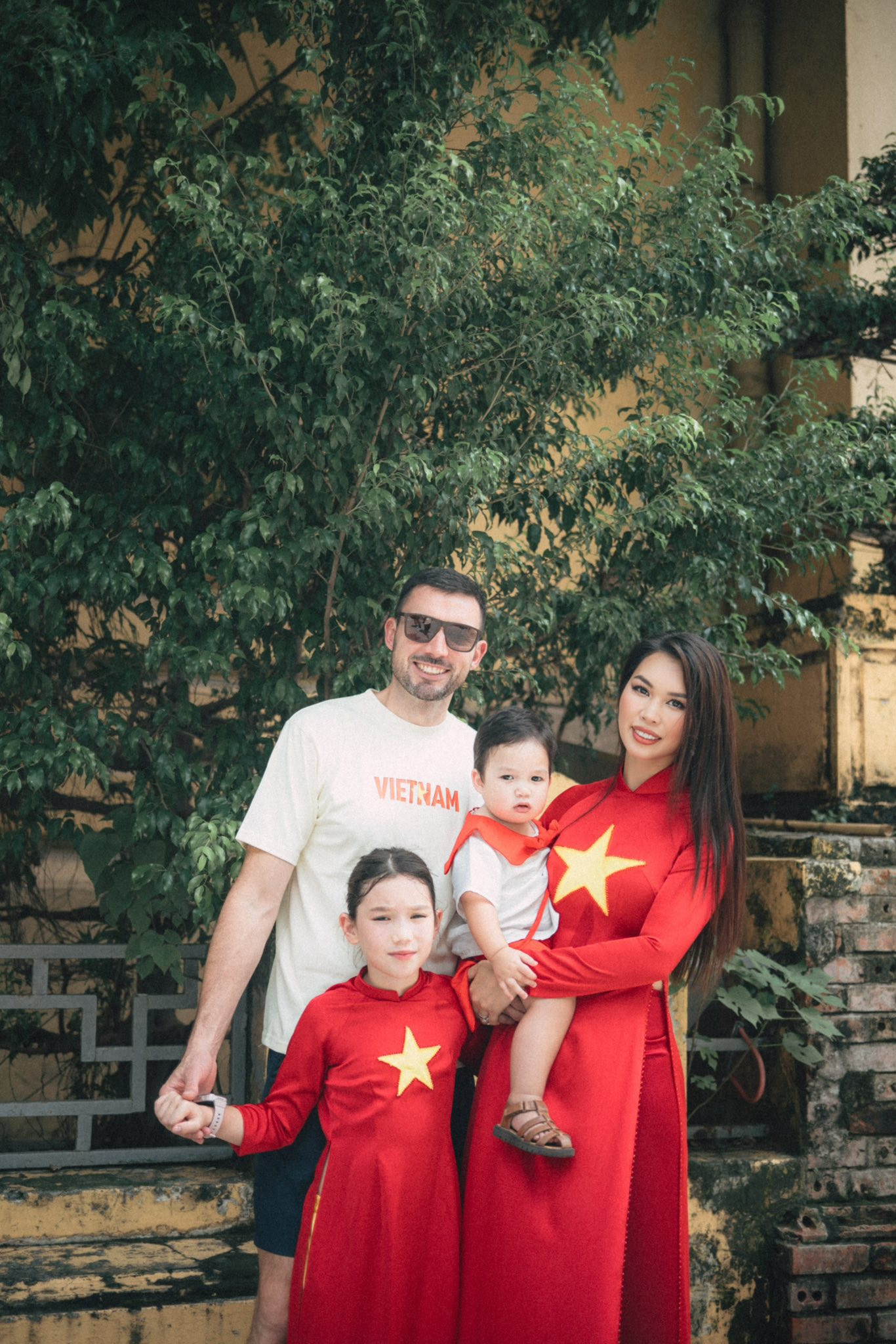 Con gái lai Tây của Hà Anh hanh phúc, hân hoan diện áo dài cờ đỏ sao vàng - Ảnh 10.