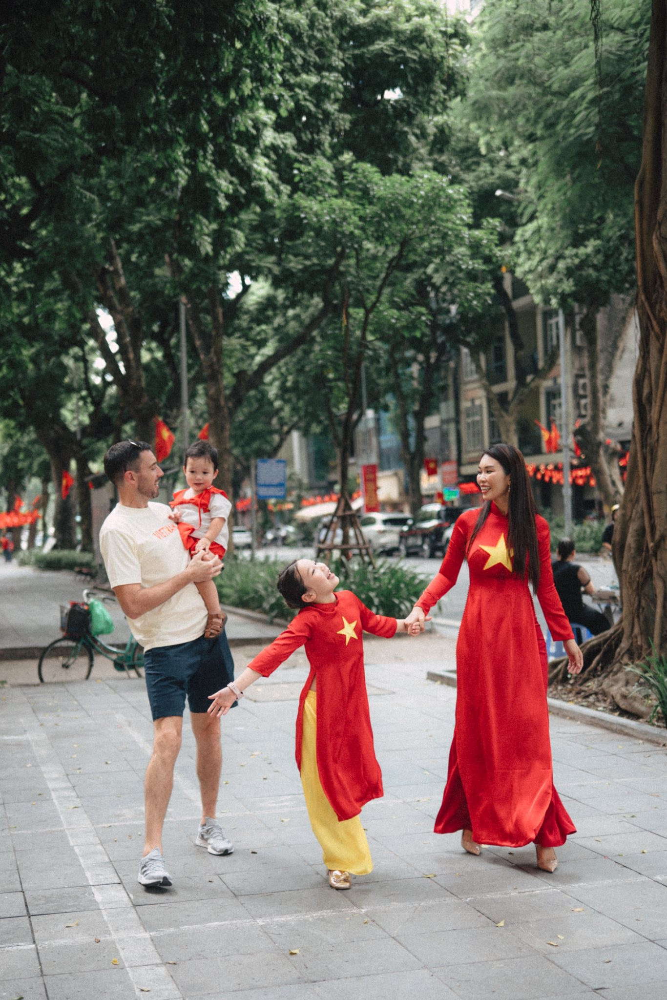 Con gái lai Tây của Hà Anh hanh phúc, hân hoan diện áo dài cờ đỏ sao vàng - Ảnh 8.