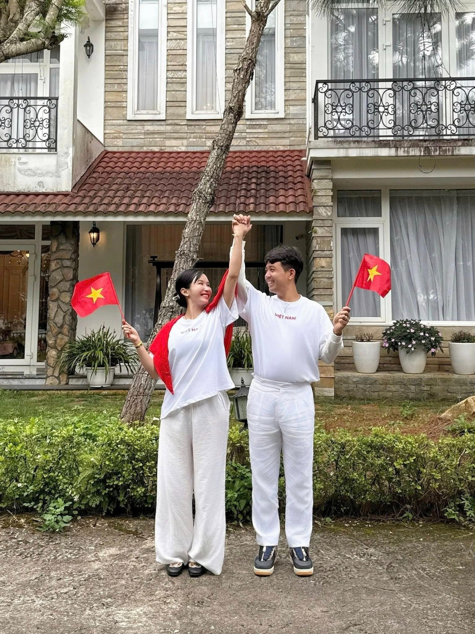 Đại gia đình Minh Nhựa gây sốt với bức ảnh 12 thành viên mừng đại lễ