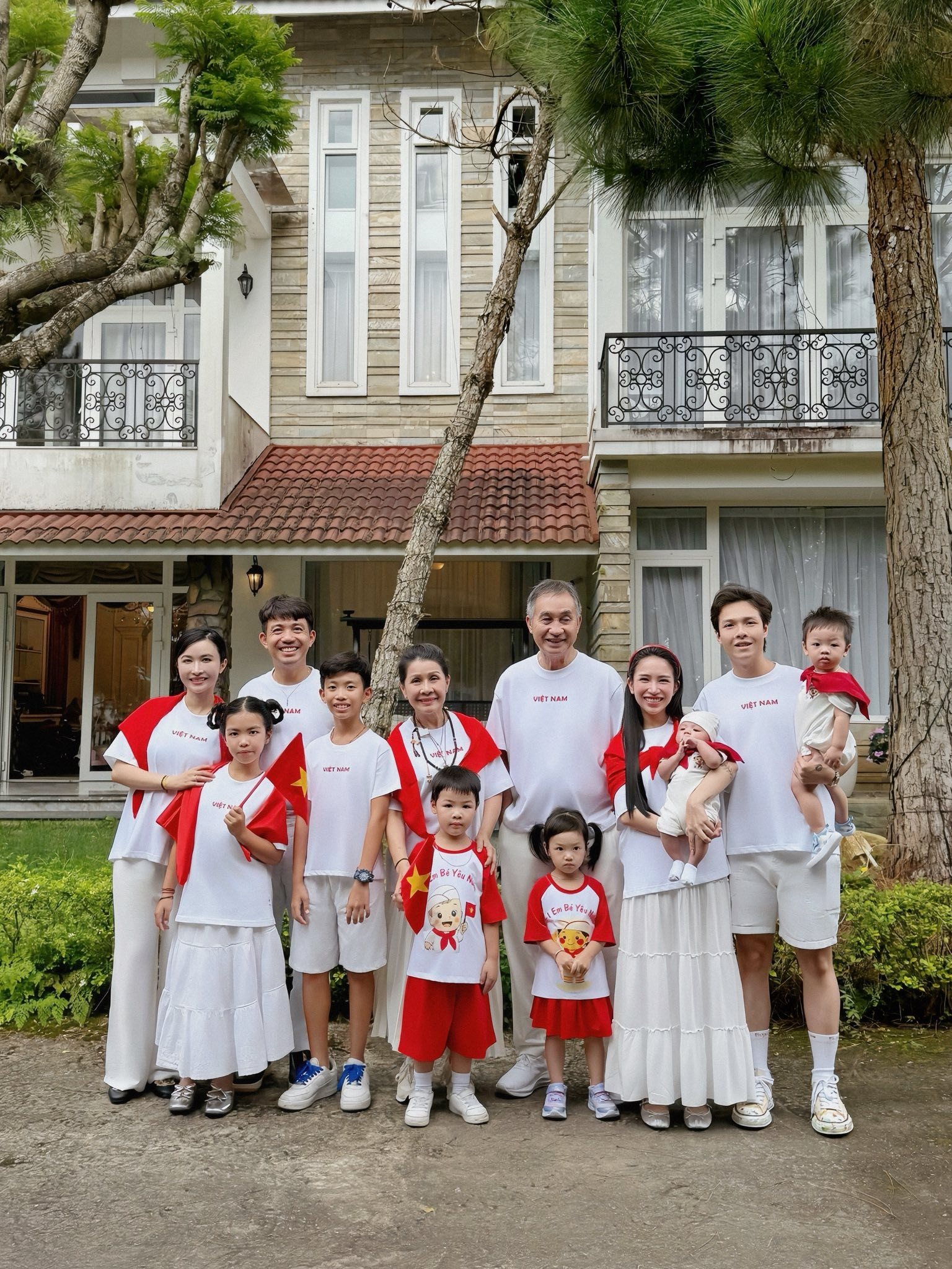 Đại gia đình Minh Nhựa gây sốt với bức ảnh 12 thành viên mừng đại lễ