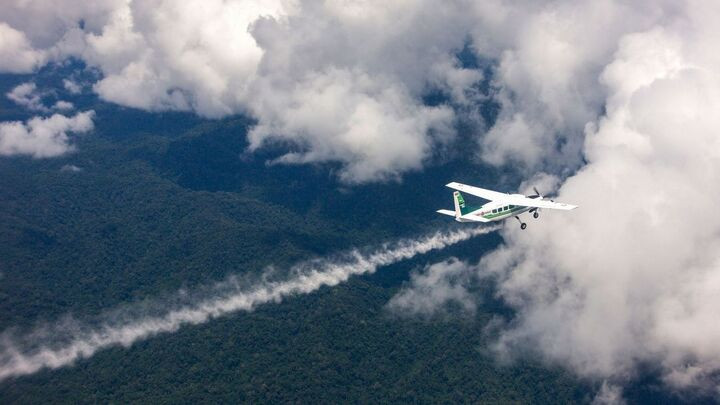 Công nghệ đuổi mây - tạo mưa nhân tạo (cloud seeding) - được nhiều quốc gia coi là giải pháp chiến lược. (Nguồn: BBC)
