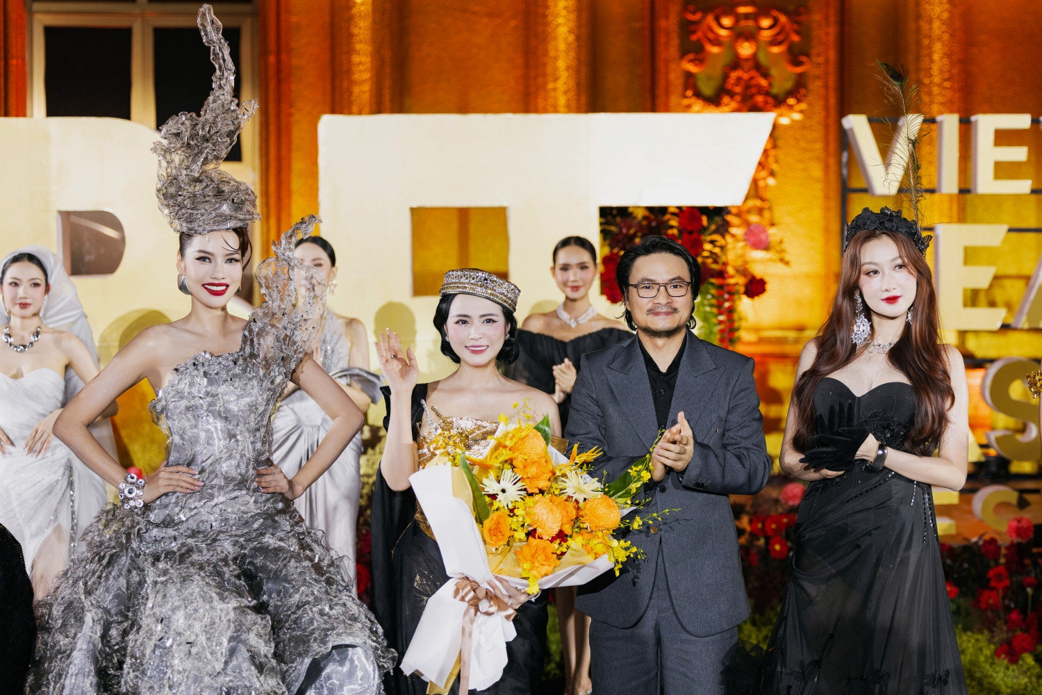 Hoa hậu Quế Anh vừa quyền lực vừa kiêu sa với váy dài 5m