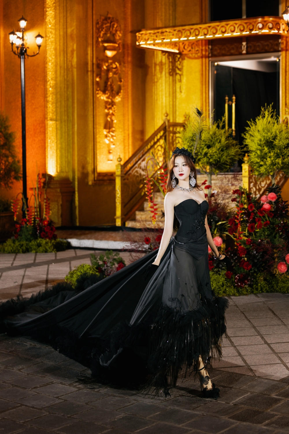 Hoa hậu Quế Anh vừa quyền lực vừa kiêu sa với váy dài 5m