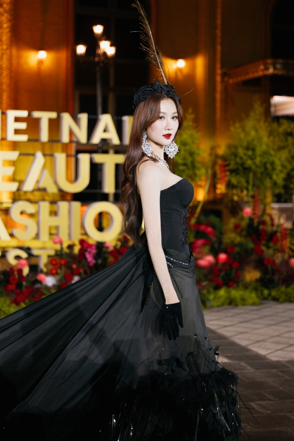 Hoa hậu Quế Anh vừa quyền lực vừa kiêu sa với váy dài 5m