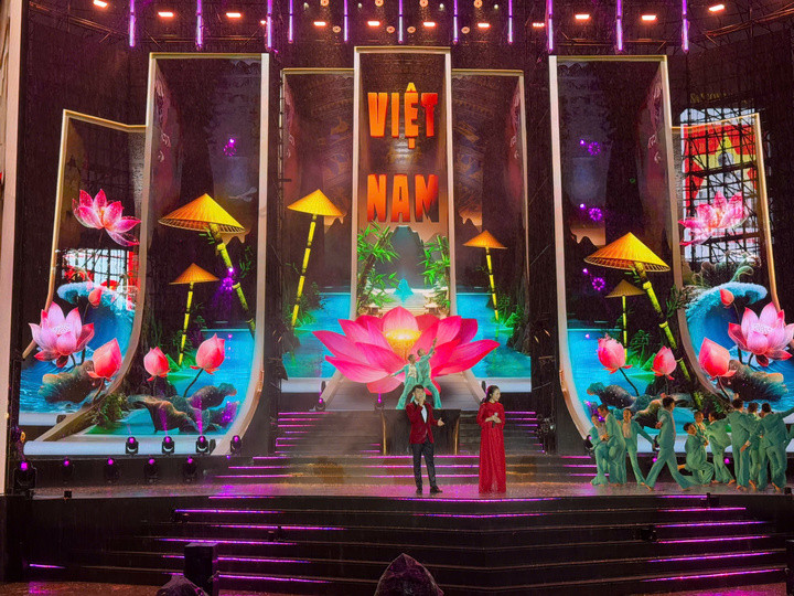 Các nghệ sĩ vẫn biểu diễn hết mình dưới cơn mưa như trút.