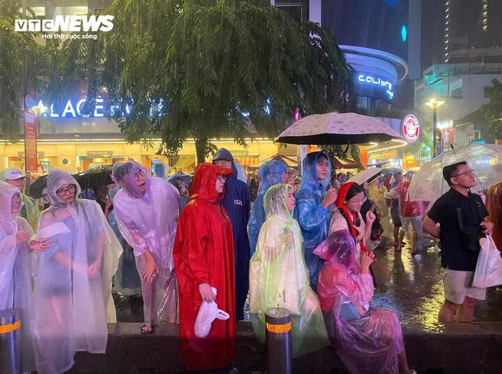 Khán giả TP.HCM đội mưa xem chương trình nghệ thuật mừng Quốc khánh - 2