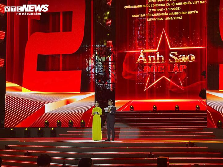 Sân khấu đêm nhạc được dàn dựng quy mô.