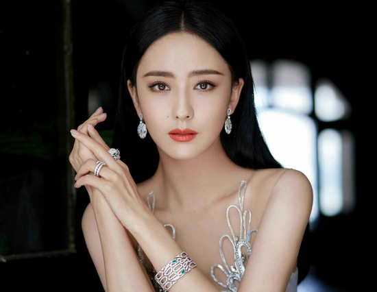 Mỹ nhân Hoa ngữ sau ly hôn: Người đẹp Tân Cương nhẫn nhịn dù chồng ngoại tình, bị tố là tú bà