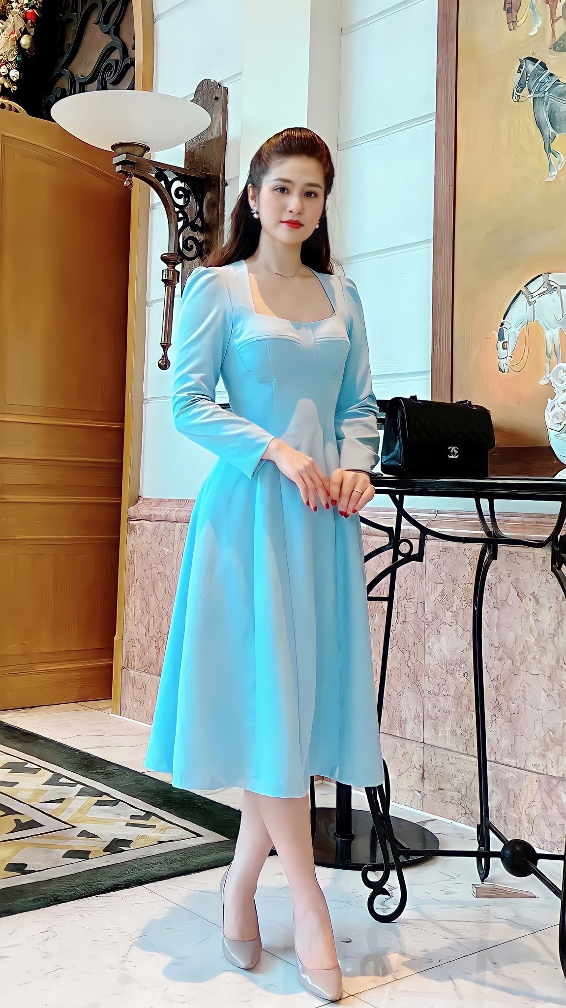 Profile khủng của nữ BTV đang gây sốt khi diện trang phục áo dài đỏ dẫn bản tin Thời Sự tối 29