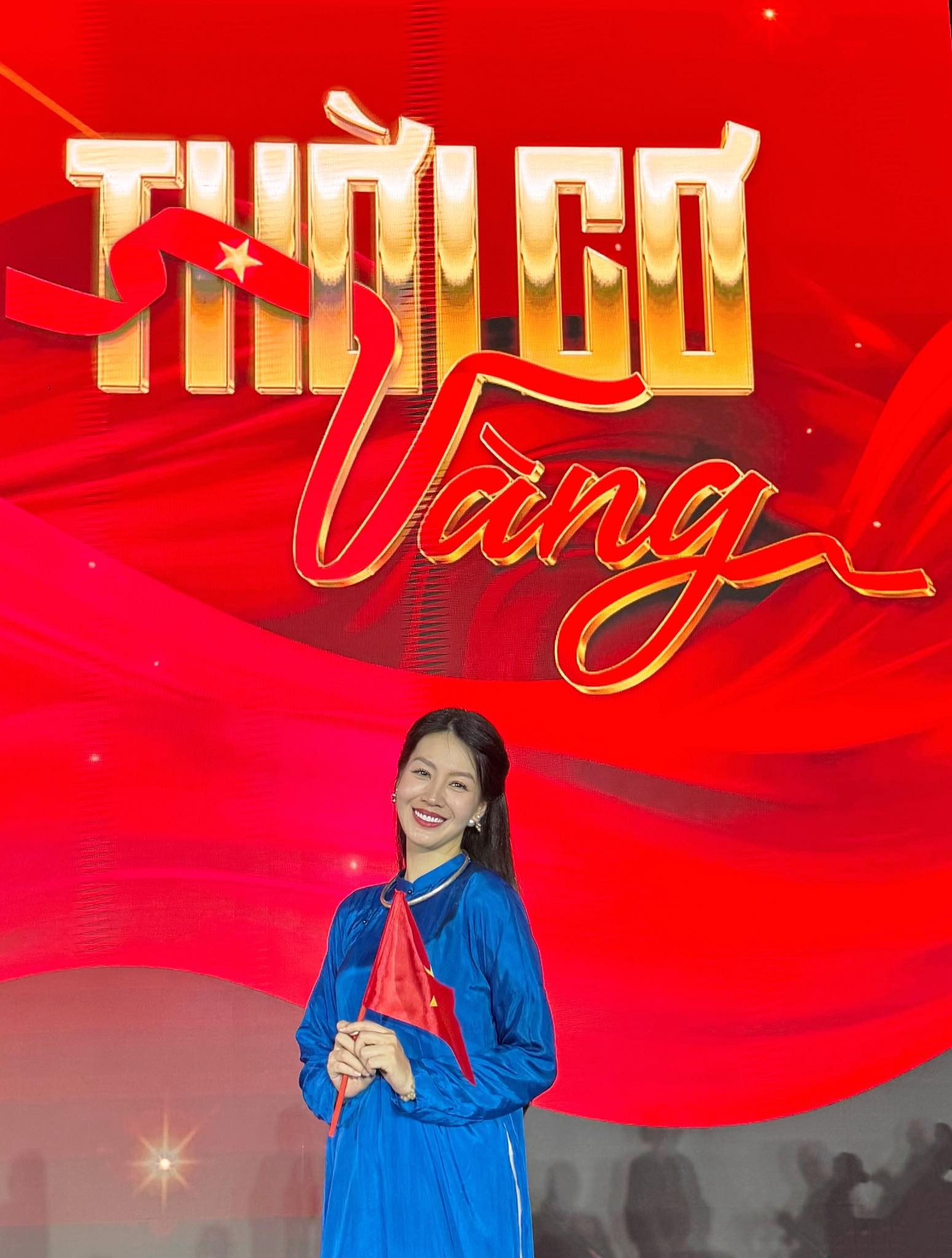 Sắc vóc nữ biên tập viên dẫn truyền hình trực tiếp lễ diễu binh, diễu hành A80 - Ảnh 2.