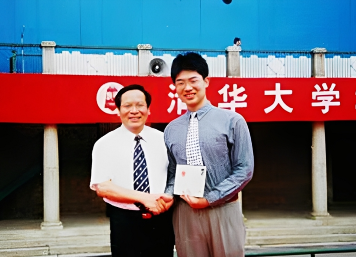 Dù tốt nghiệp Đại học Thanh Hoa với thành tích xuất sắc nhưng Thích Kha lại thiếu những kỹ năng cơ bản để thích nghi với đời sống thực tế, dẫn đến loạt bi kịch. (Ảnh: Baidu)