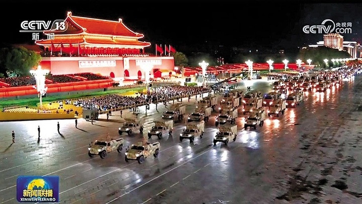 Hình ảnh dàn khí tài tiến qua lễ đài. Ảnh CCTV