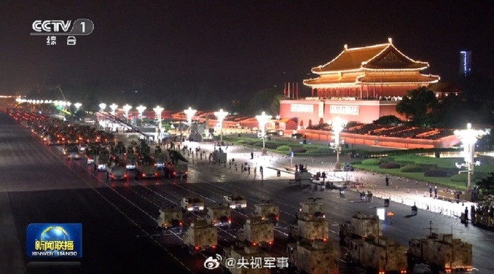 Hình ảnh dàn khí tài duyệt qua lễ đài. Ảnh CCTV