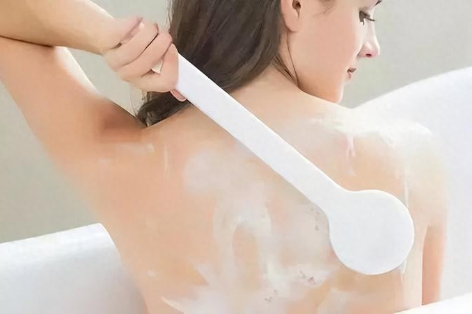 Kỳ cọ quá mạnh sẽ không tốt cho làn da của bạn. (Ảnh: Sohu)