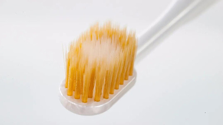 Bàn chải nên để khô tự nhiên sẽ tốt hơn là đậy nắp. (Ảnh: Sohu)
