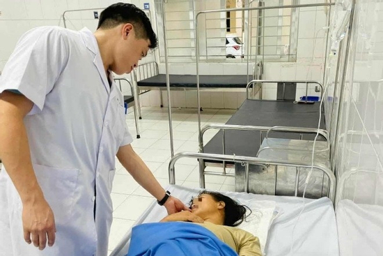 Cấp cứu chấn thương sọ não vì cây đổ trúng đầu khi đi đường trời bão