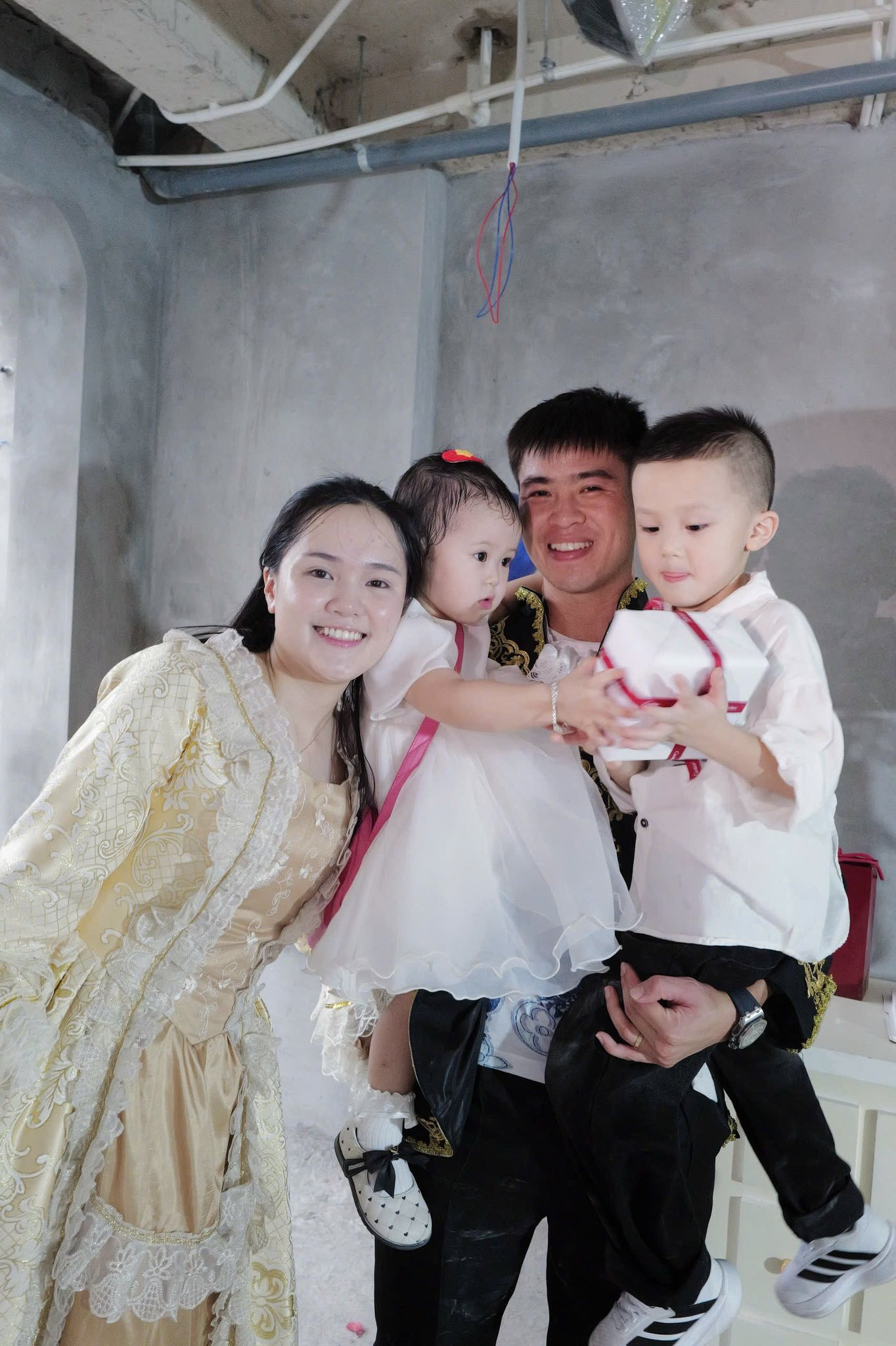 Đỗ Duy Mạnh khoe ảnh đón tuổi mới màn lên đồ lạ lùng của vợ tiểu thư giật sạch spotlight