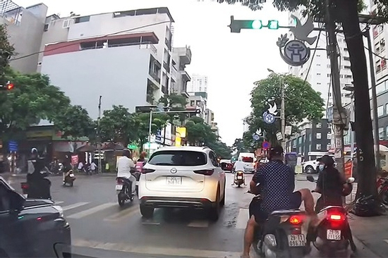 Dừng đèn đỏ, tôi bị xe sau mắng: ‘Hâm à, không đi thì tránh ra’