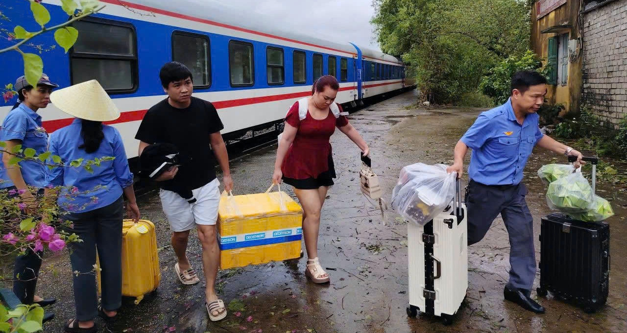 Đường sắt Bắc - Nam 'tê liệt' vì bão Bualoi, hành khách phải chuyển tải bằng ô tô