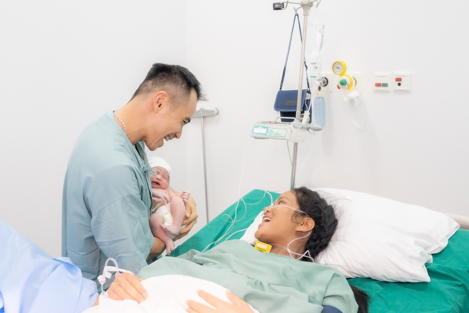 HHen Niê phản hồi việc dạy con học khi vừa mới sinh được 1 tuần