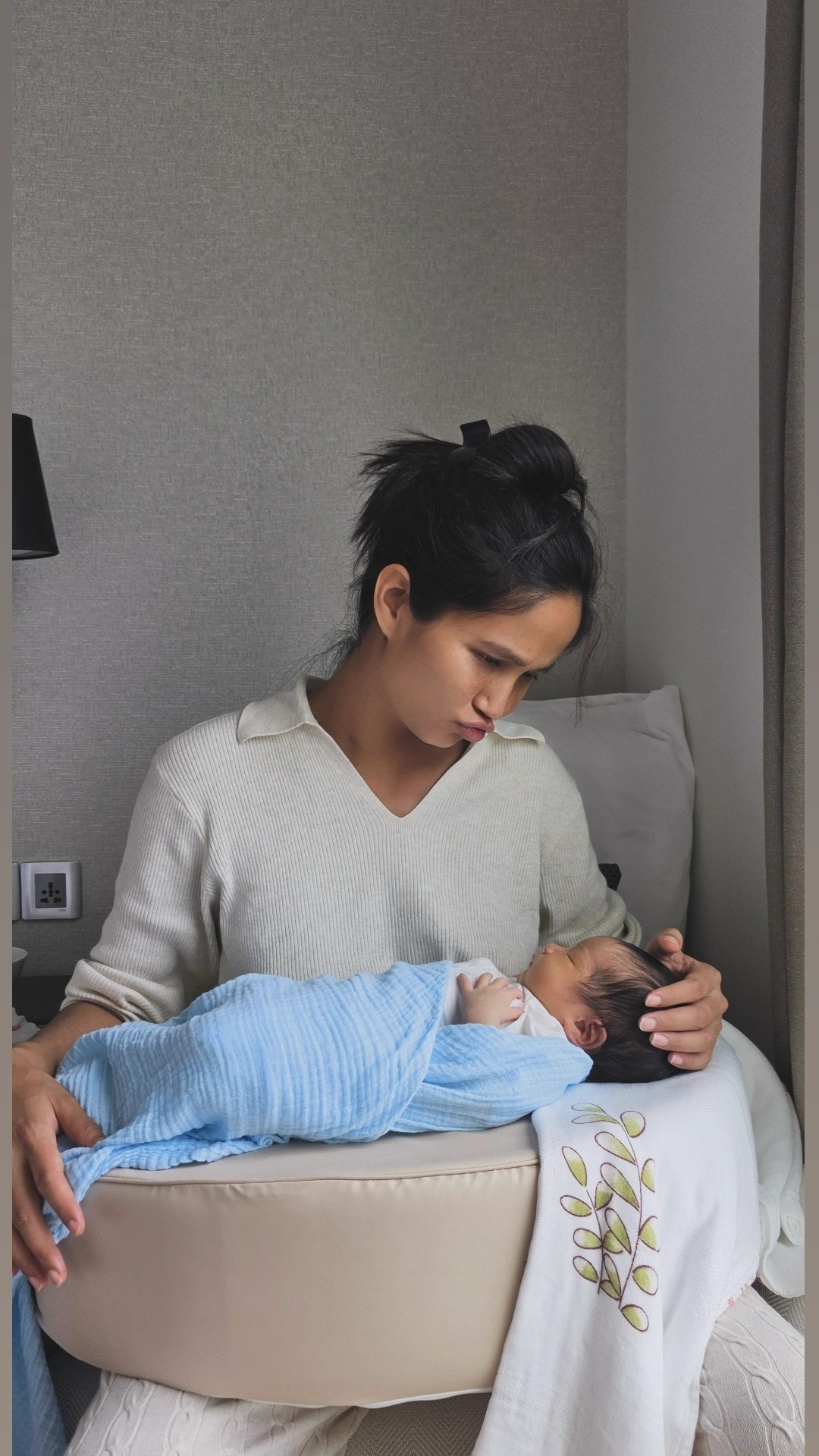 HHen Niê phản hồi việc dạy con học khi vừa mới sinh được 1 tuần