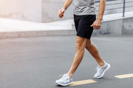 Khi mỡ máu tăng cao, cơ thể sẽ xuất hiện 4 bất thường khi đi bộ: Nhiều người bỏ qua