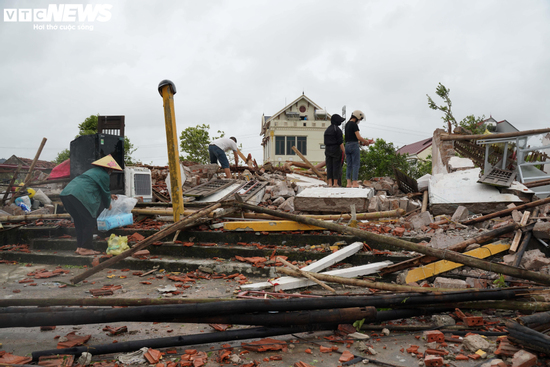 Mẹ già tử nạn trong căn nhà đổ sập, con gái khuyết tật bật khóc giữa đống đổ nát