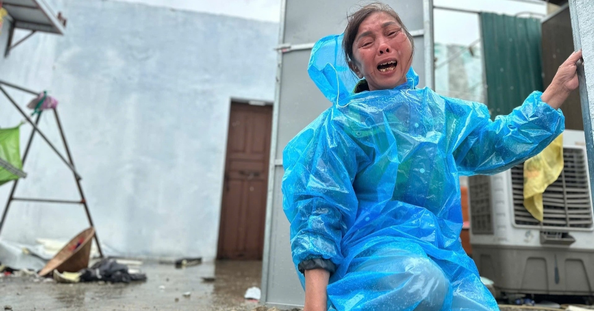 Một tháng, bão 'tháo nhà' 2 lần, người phụ nữ oà khóc giữa đống gạch vỡ, tôn rách