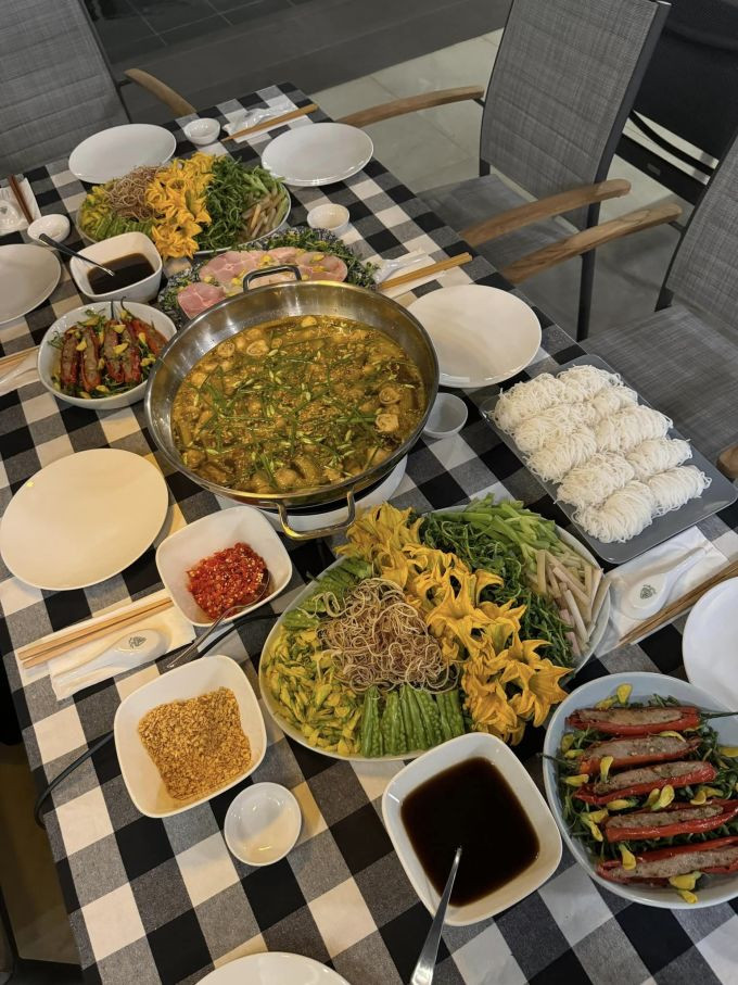 Tăng Thanh Hà cùng bạn nấu món miền Tây mùa nước nổi - Ảnh 6.