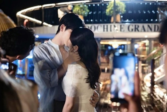 'Nụ hôn dưới mưa' của tổng tài và người đẹp khiến netizen phẫn nộ