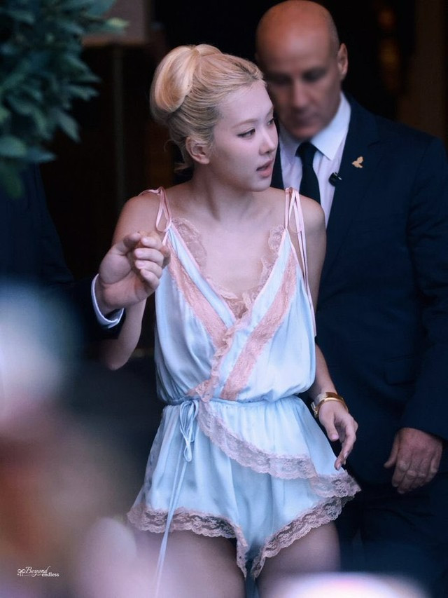 Rosé BLACKPINK đi sự kiện với bộ dạng như vừa mới ngủ dậy