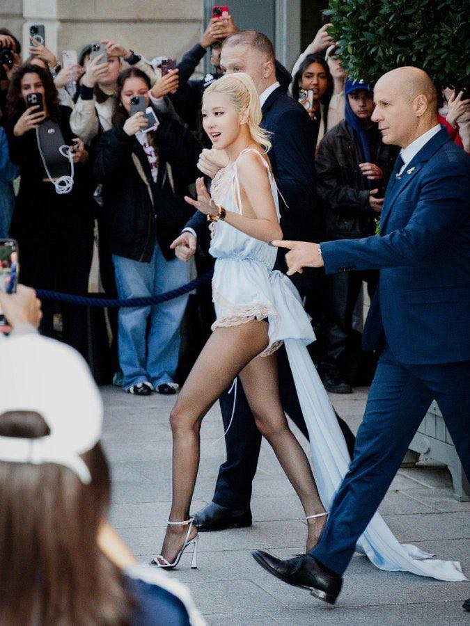 Rosé BLACKPINK đi sự kiện với bộ dạng như vừa mới ngủ dậy