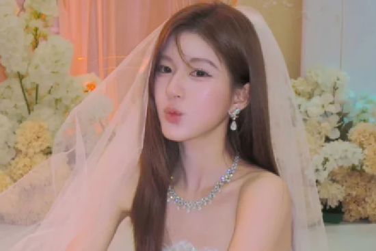 Triệu Lộ Tư mặc áo cưới đẹp như cô dâu bước ra từ tiểu thuyết ngôn tình