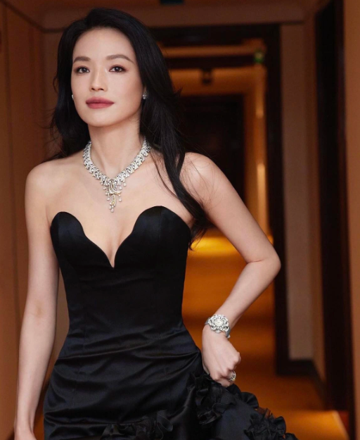 Vị đạo diễn nổi tiếng bất ngờ tiết lộ Thư Kỳ từng bị ép đóng cảnh nóng - Ảnh 1