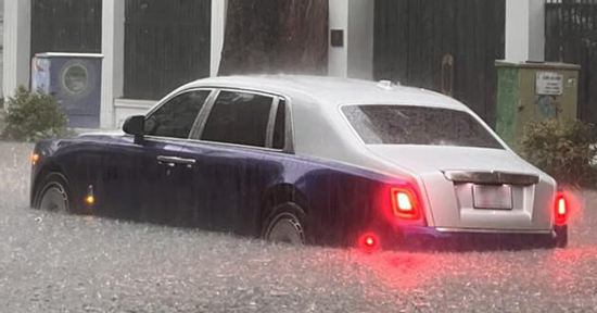 Xe siêu sang Rolls-Royce Phantom 'bất động' sau màn lội nước giữa mưa ngập