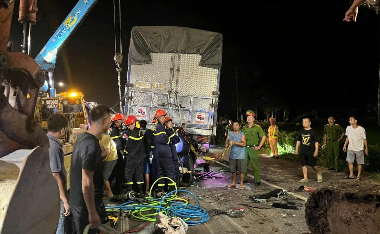 Đang chờ đèn đỏ, ô tô 7 chỗ bị xe tải tông bẹp dúm khiến 3 người thương vong - Ảnh 3.