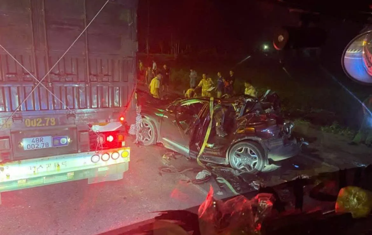 Đang chờ đèn đỏ, ô tô 7 chỗ bị xe tải tông bẹp dúm khiến 3 người thương vong - Ảnh 1.