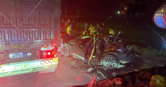 Đang chờ đèn đỏ, ô tô 7 chỗ bị xe tải tông bẹp dúm khiến 3 người thương vong