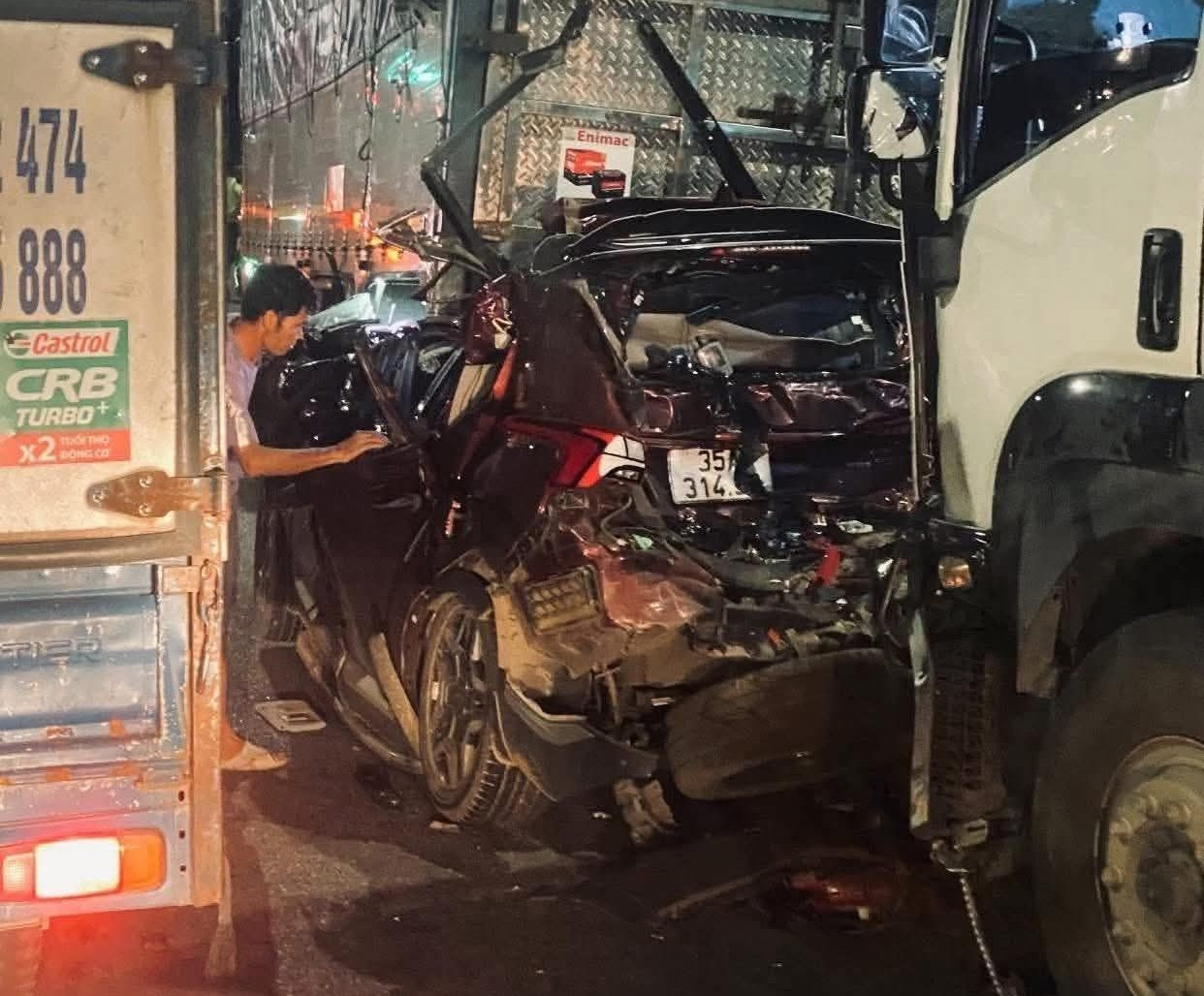 Đang chờ đèn đỏ, ô tô 7 chỗ bị xe tải tông bẹp dúm khiến 3 người thương vong - Ảnh 2.