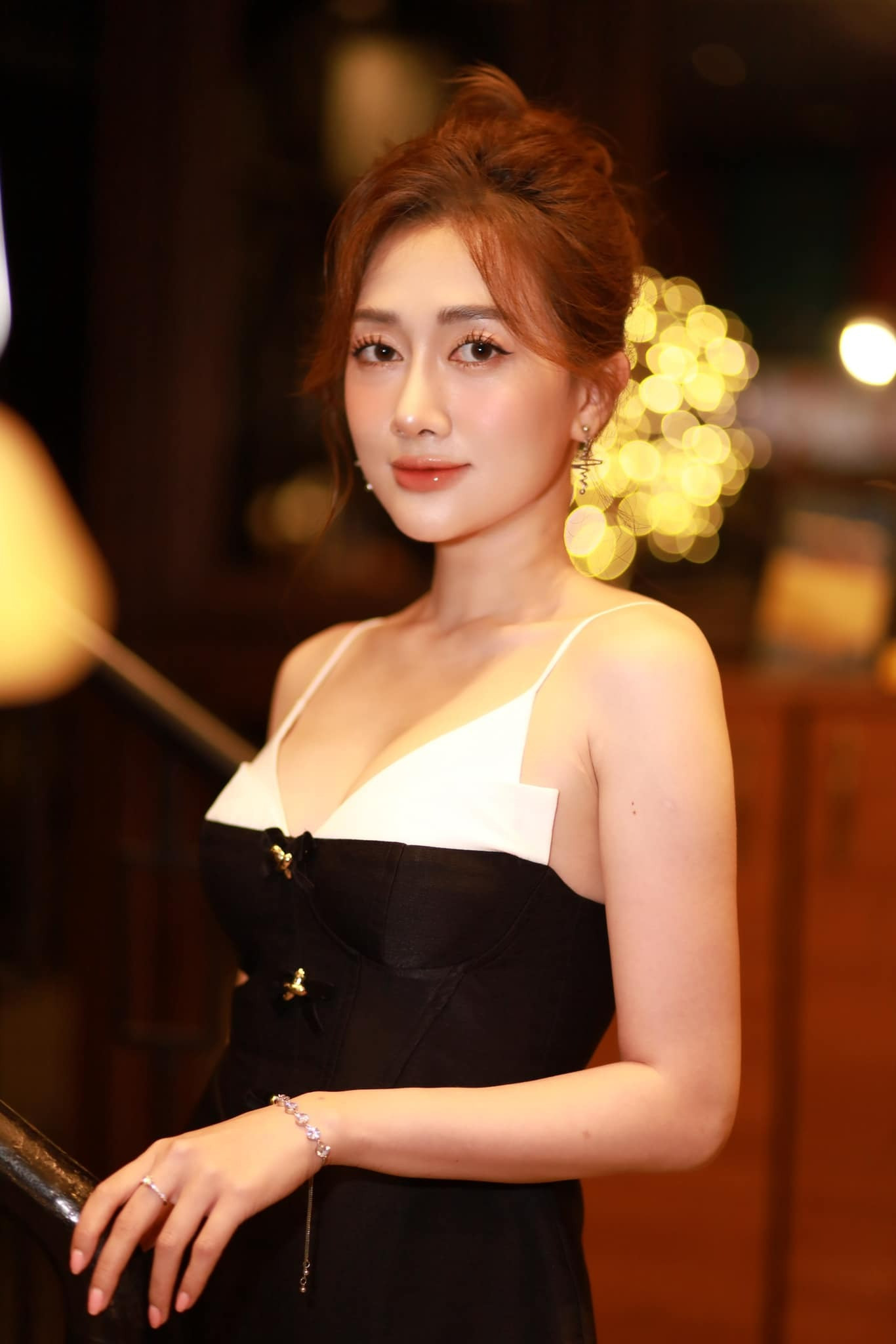 Diễn viên Phương Lan bị chỉ trích vì trang phục không phù hợp tại tang lễ NSƯT Ngọc Trinh