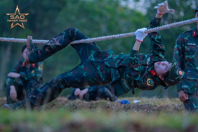 Diệu Nhi mang chuyện ‘ôm chồng’ lên thao trường
