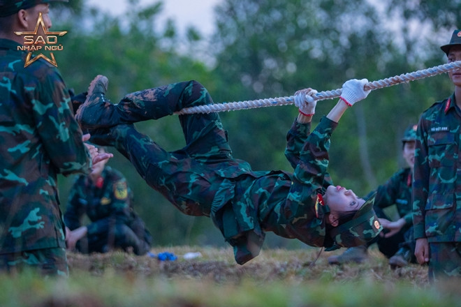 Diệu Nhi mang chuyện ‘ôm chồng’ lên thao trường