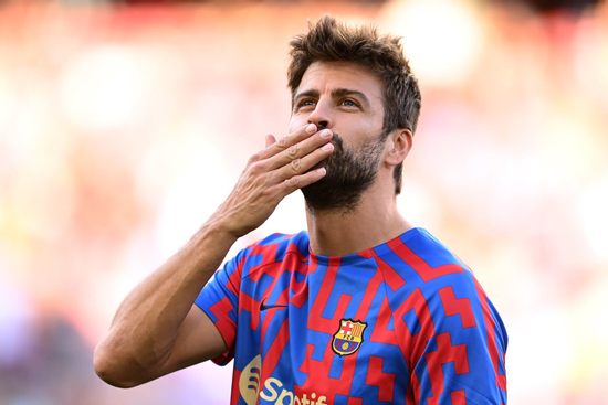 Gerard Pique lại vướng lùm xùm: Huyền thoại bóng đá sở hữu IQ 'cao hơn cả Einstein', bị tố không chung thủy trong tình cảm