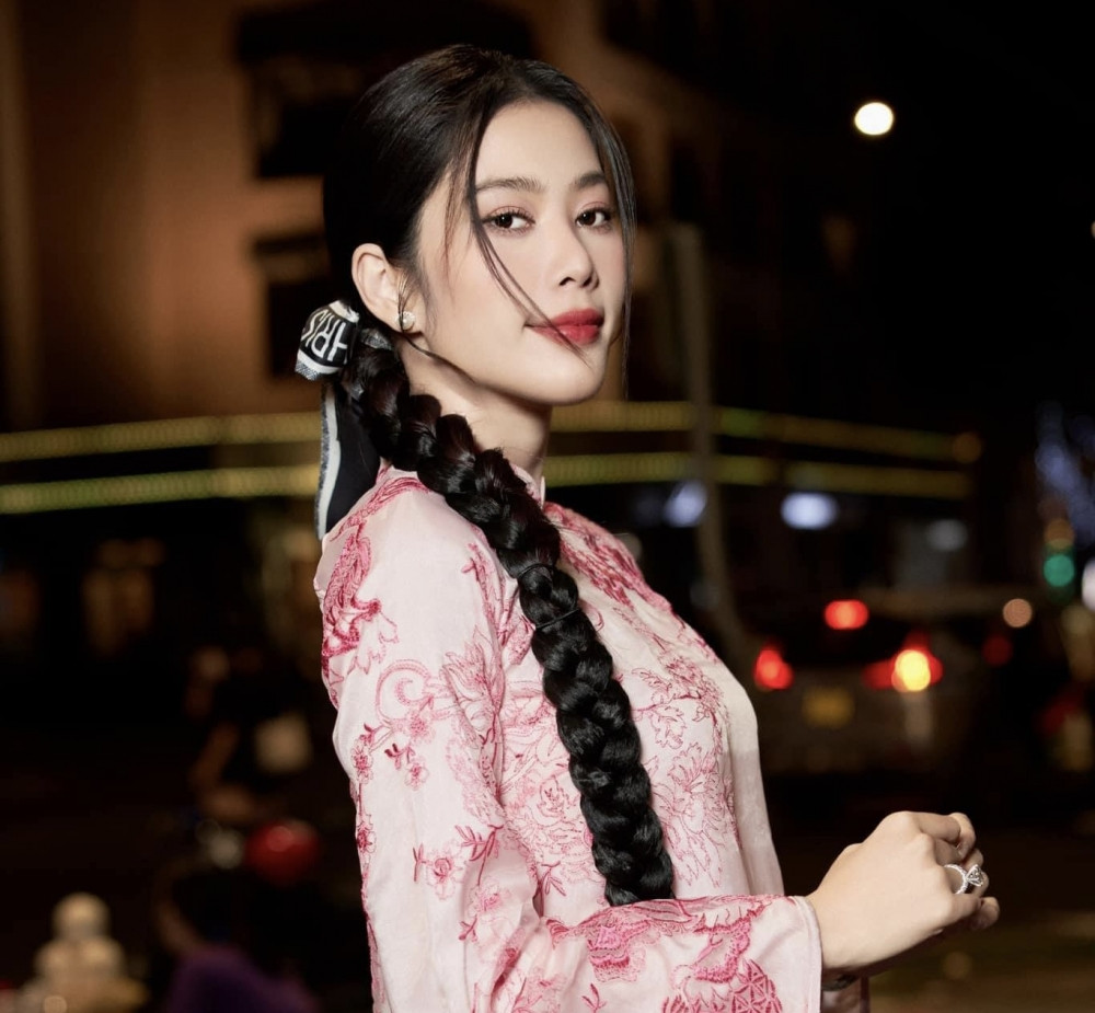 Nửa đêm Nam Em than không phù hợp làm nghệ sĩ giữa ồn ào của Ngân 98 ở Nhà thờ Lớn